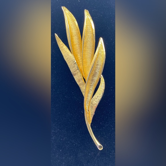 Marvella Gold Tone Textured Leaves Brooch Large Leaf Mid Century Brooch 💛HP💛 - Picture 4 of 4